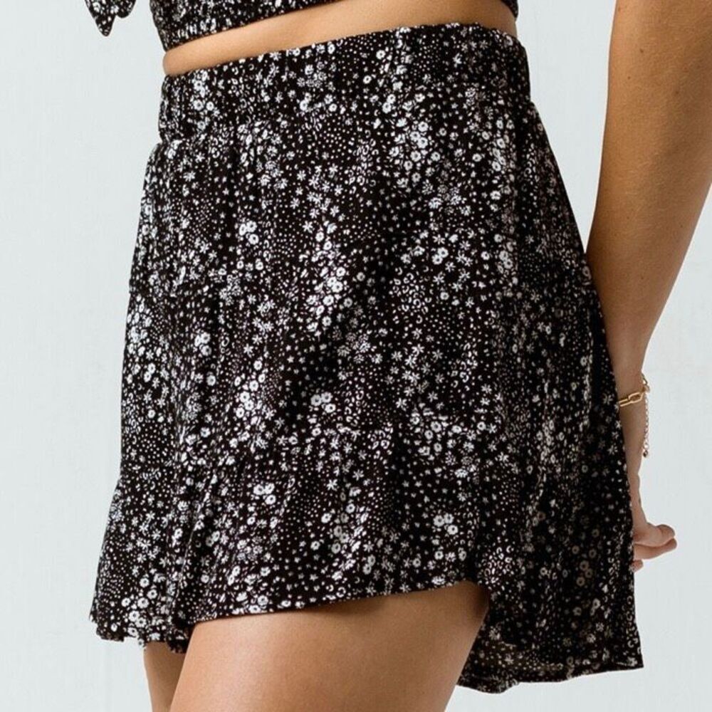Sky & Sparrow Black White Ruffle Floral Shorts M